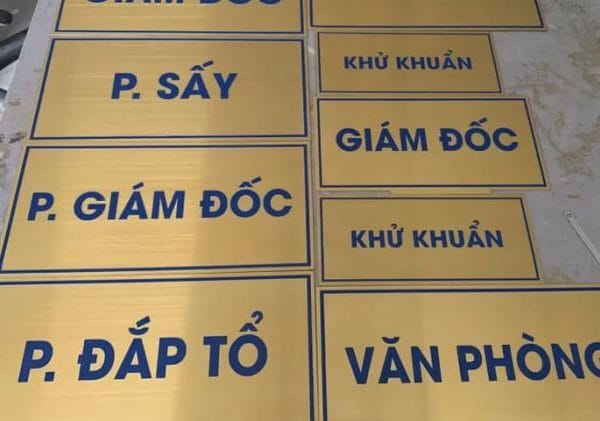 làm bảng tên phòng ban