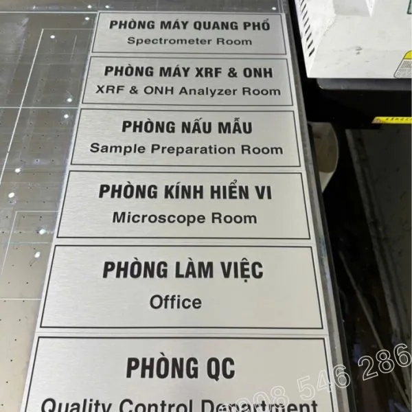 Làm bảng tên phòng Alu